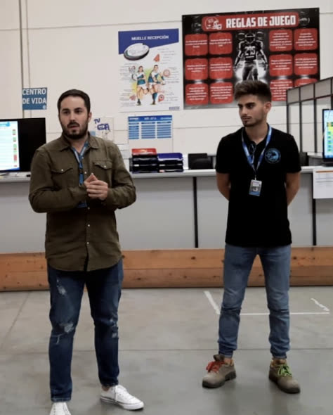 Juan Mastral hablando al equipo en el centro logístico de Decathlon