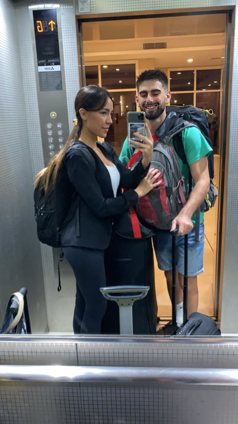 Juan Mastral y Estefanía con las maletas, de vuelta de Dubái